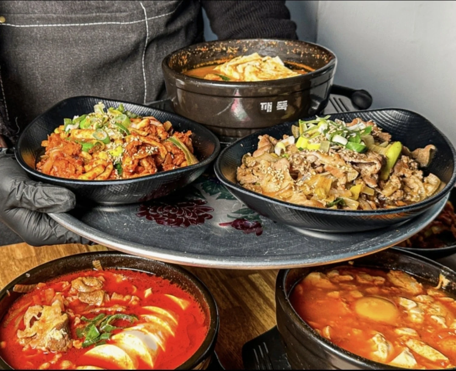 순두부와 제육을 들고 있는 실제 메뉴 사진